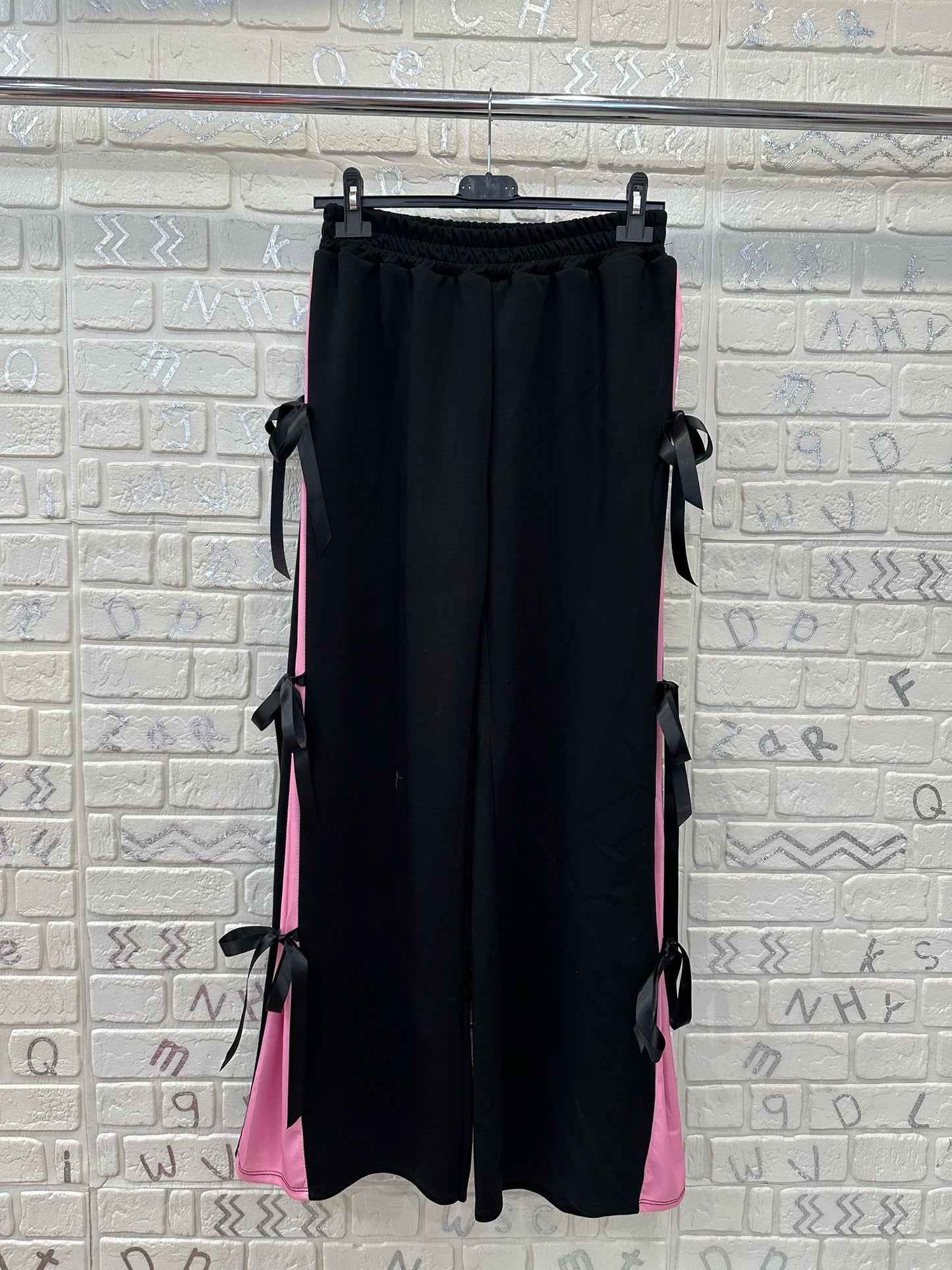 PANTALONI CON FIOCCHI