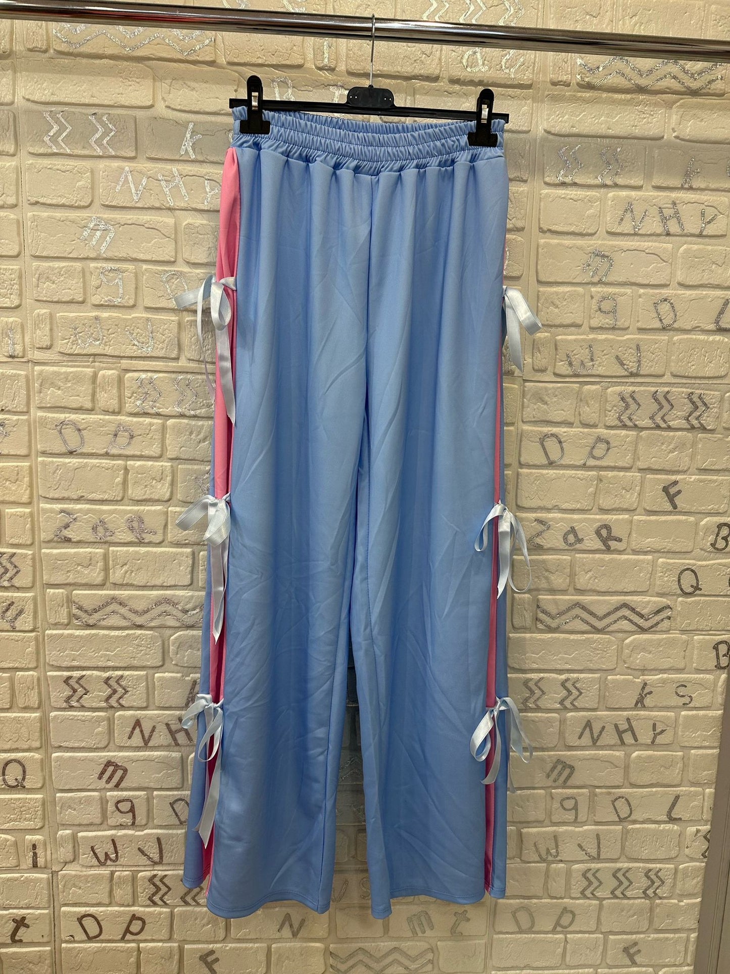 PANTALONI CON FIOCCHI