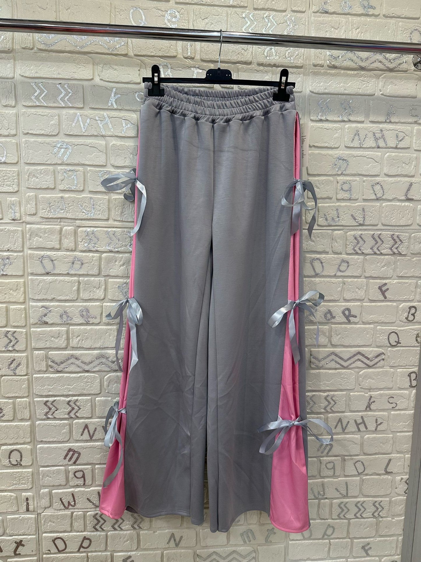 PANTALONI CON FIOCCHI