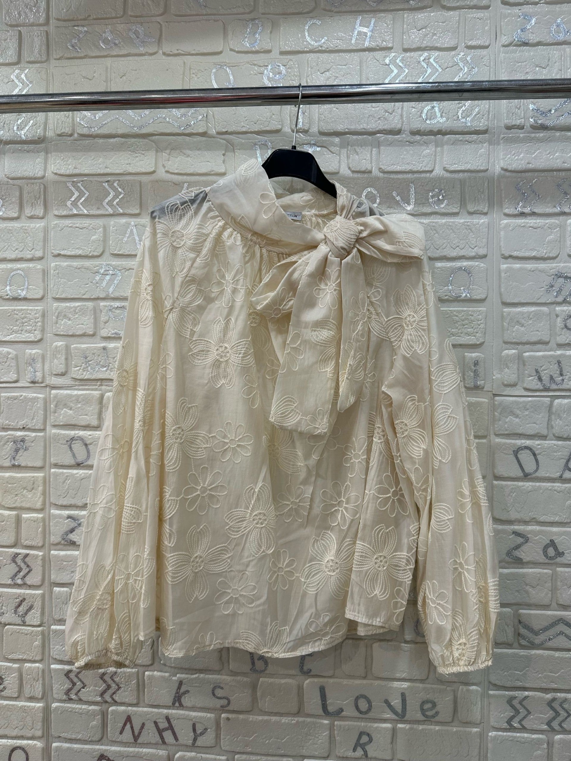 CAMICIA FIOCCO CON RICAMI