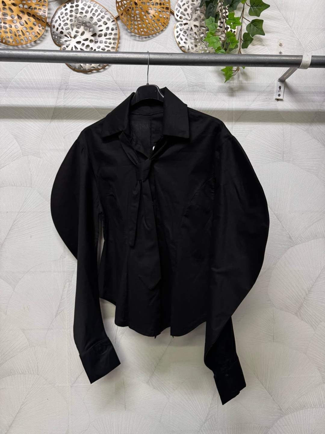 CAMICIA CON CRAVATTA E MANICHE A PALLONCINO