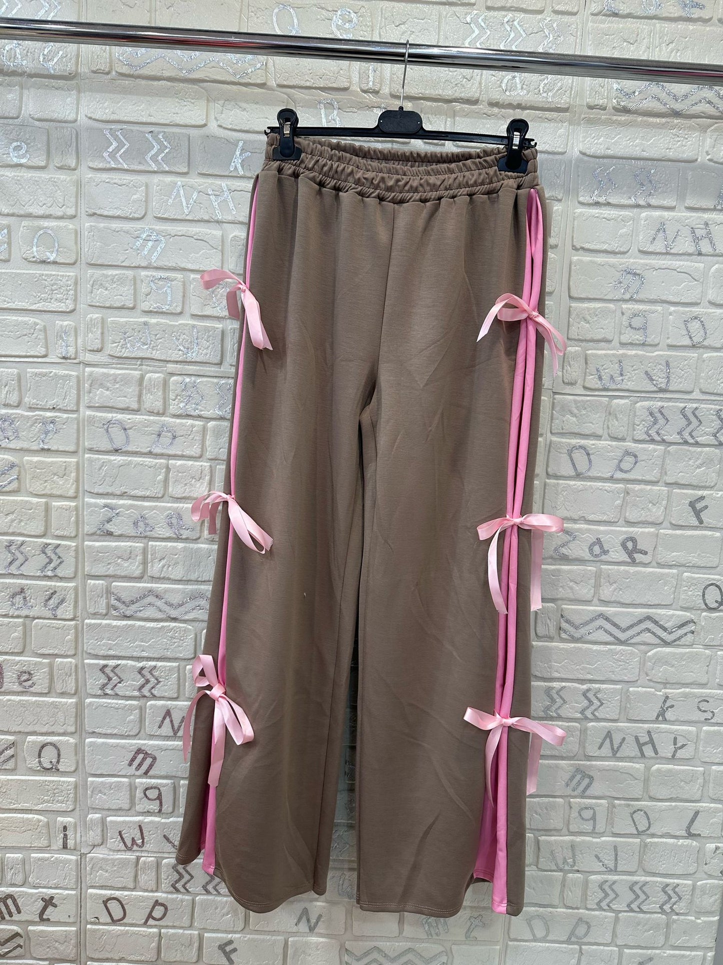 PANTALONI CON FIOCCHI